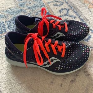 Saucony • Kineta Relay Sneaker Polka Dots 6.5